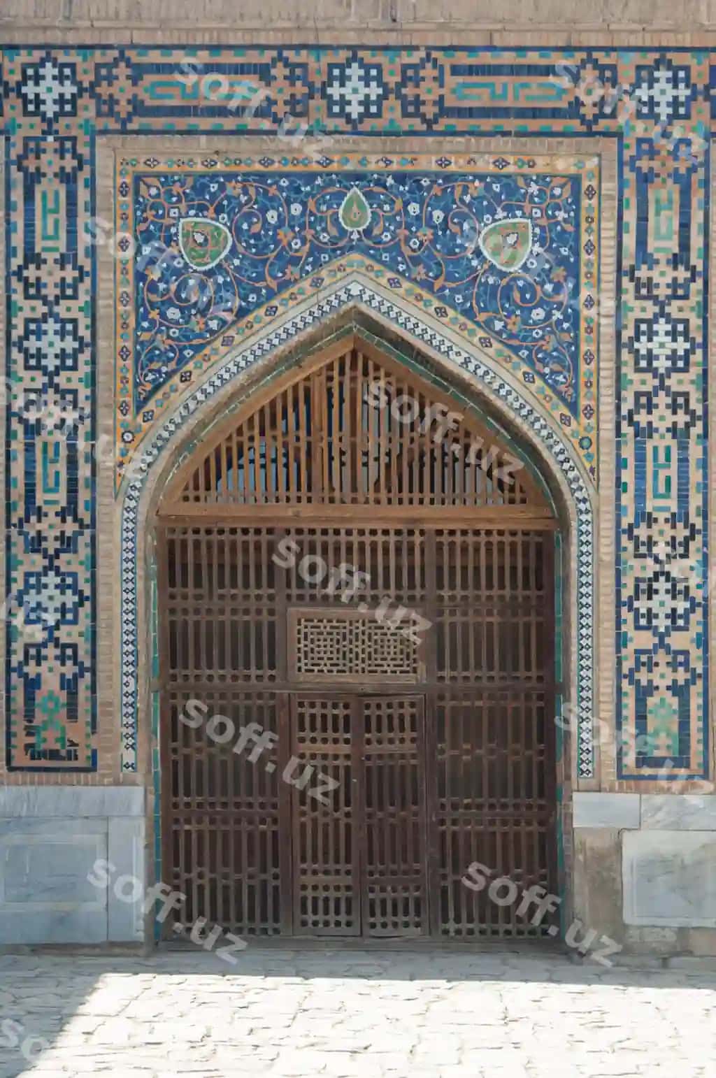 Qadimgi an'anaviy Osiyo naqshli mozaikali yog'och eshik O'rta asrlar Markaziy Osiyo arxitekturasini batafsil bayon qiladi | Wooden door with ancient traditional asian ornamentation mosaics details architecture medieval central asia