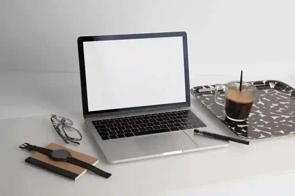 Kofe ichimlikli noutbuk qurilmasi | Laptop device with coffee drink
