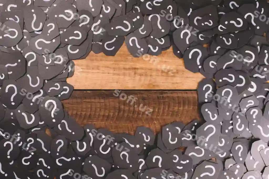 Yuqori burchak ko'rinishdagi belgilar yog'och stol | High angle view symbols wooden table