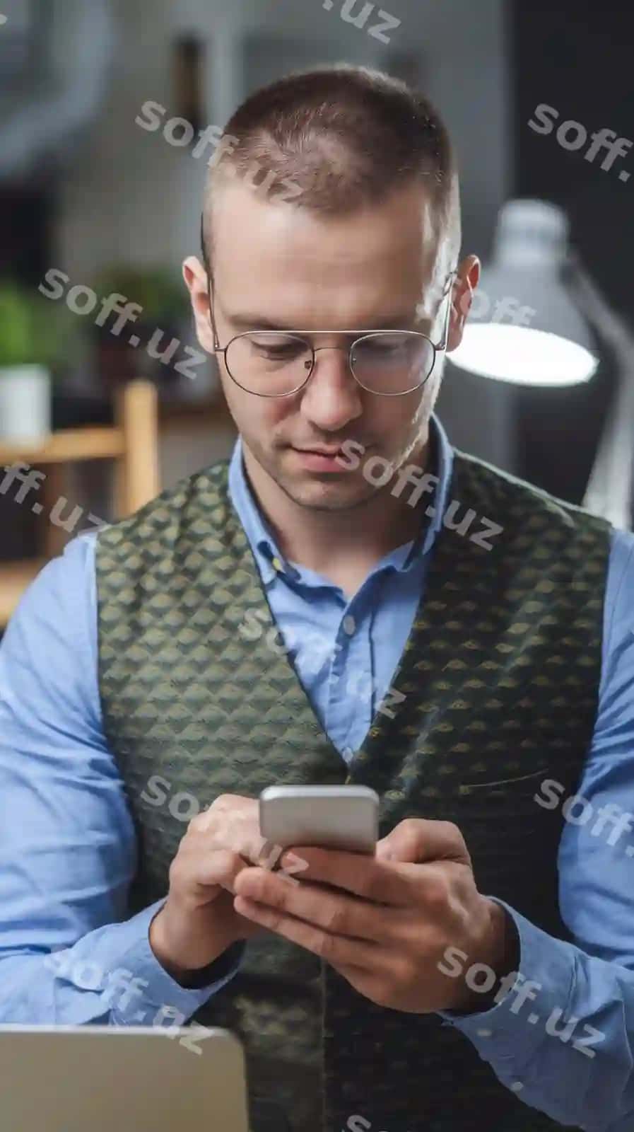 O'rta yoshli erkak smartfoni bilan iste'foga chiqmoqda | Medium shot man resigning with smartphone