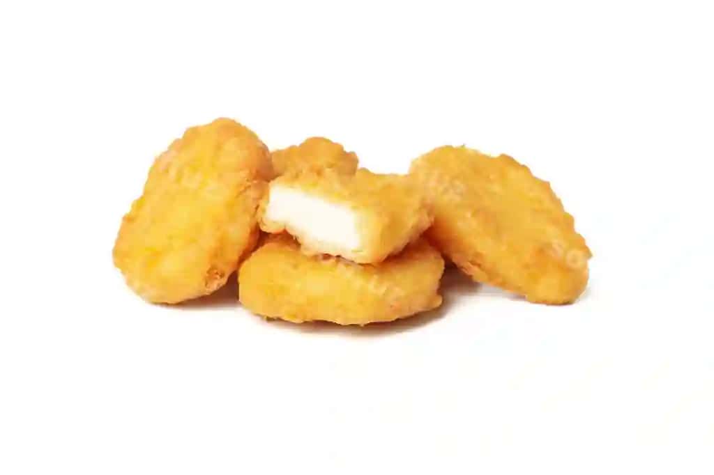 Qovurilgan qatqatli tovuq nuggetlari ajraltirilgan oq fonda | Fried crispy chicken nuggets isolated white background