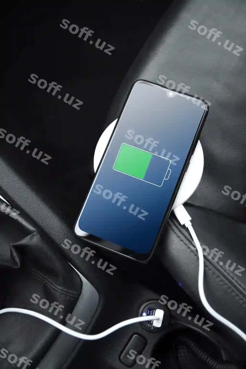Mobil telefon smartfoni mobil telefoni zamonaviy qora avtomobil ichki qismidagi USB zaryadlovchi bilan zaryadlangan batareyadir | Mobile phone smartphone cellphone is charged charge battery with usb charger inside car modern black car interior