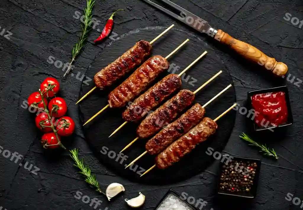 Tovoq kabobli qora tosh stol u ziravorlar bilan pichoqlanadi | Black stone table with plate kebabs it knife with spices it
