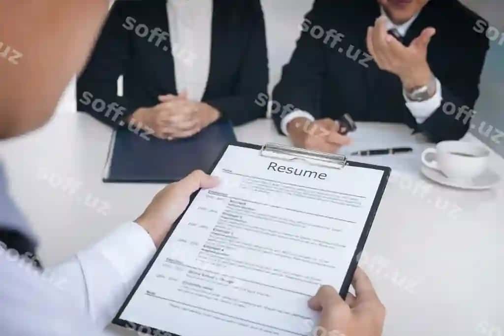 O'rt a qism biznesmen ofisda odamlar bilan intervyu olish | Midsection businessman taking interview people office