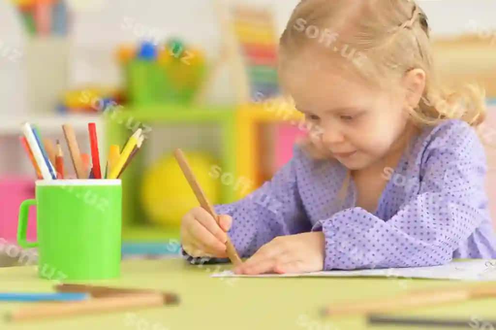 Chiroyli kichik qiz bolalar xonasida qalam bilan chizish | Cute little girl drawing with pencil childrens room