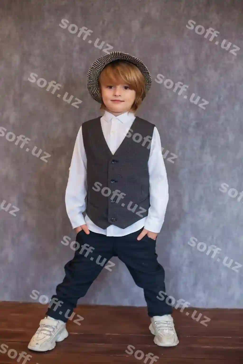 Blond bola oq kofte kulrang jaket kulrang shlyapa turgan | Blond boy white shirt gray vest is standing gray hat