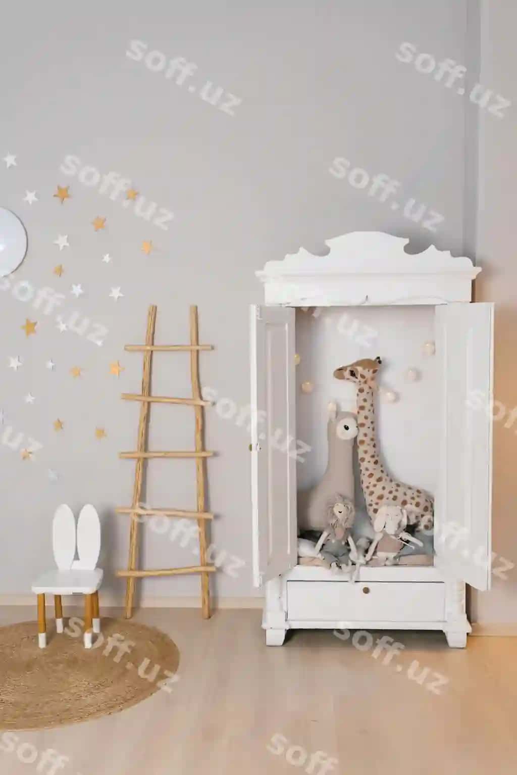 Oq shkaf, ichida giraffa bolali o'yinchoq, xonada yulduzlar bilan bezatilgan labor. | White dresser with giraffe stuffed animal inside room is decorated with stars ladder