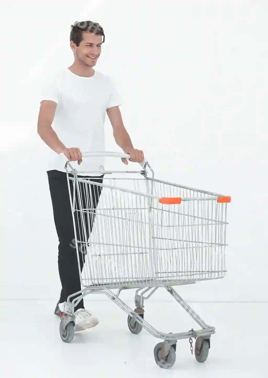 Gulchi erkak xarid savatini surgan | Smiling man pushing shopping cart