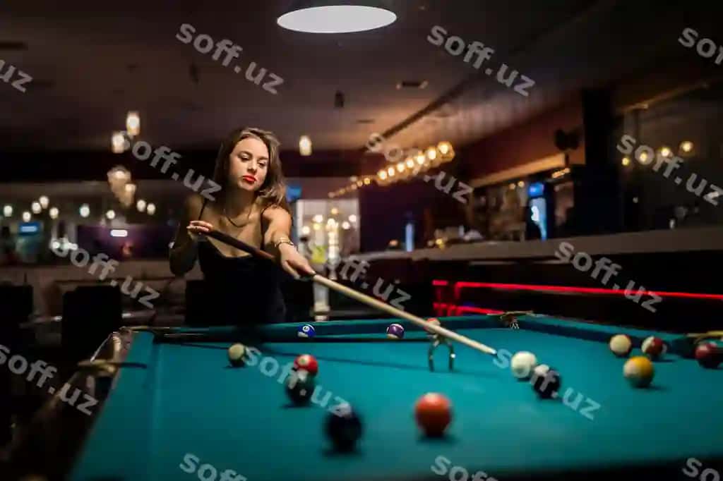 Baxtli ayol bo'sh vaqtini pubda snuker o'ynashda o'tkazmoqda | Happy woman spend free time pub playing snooker