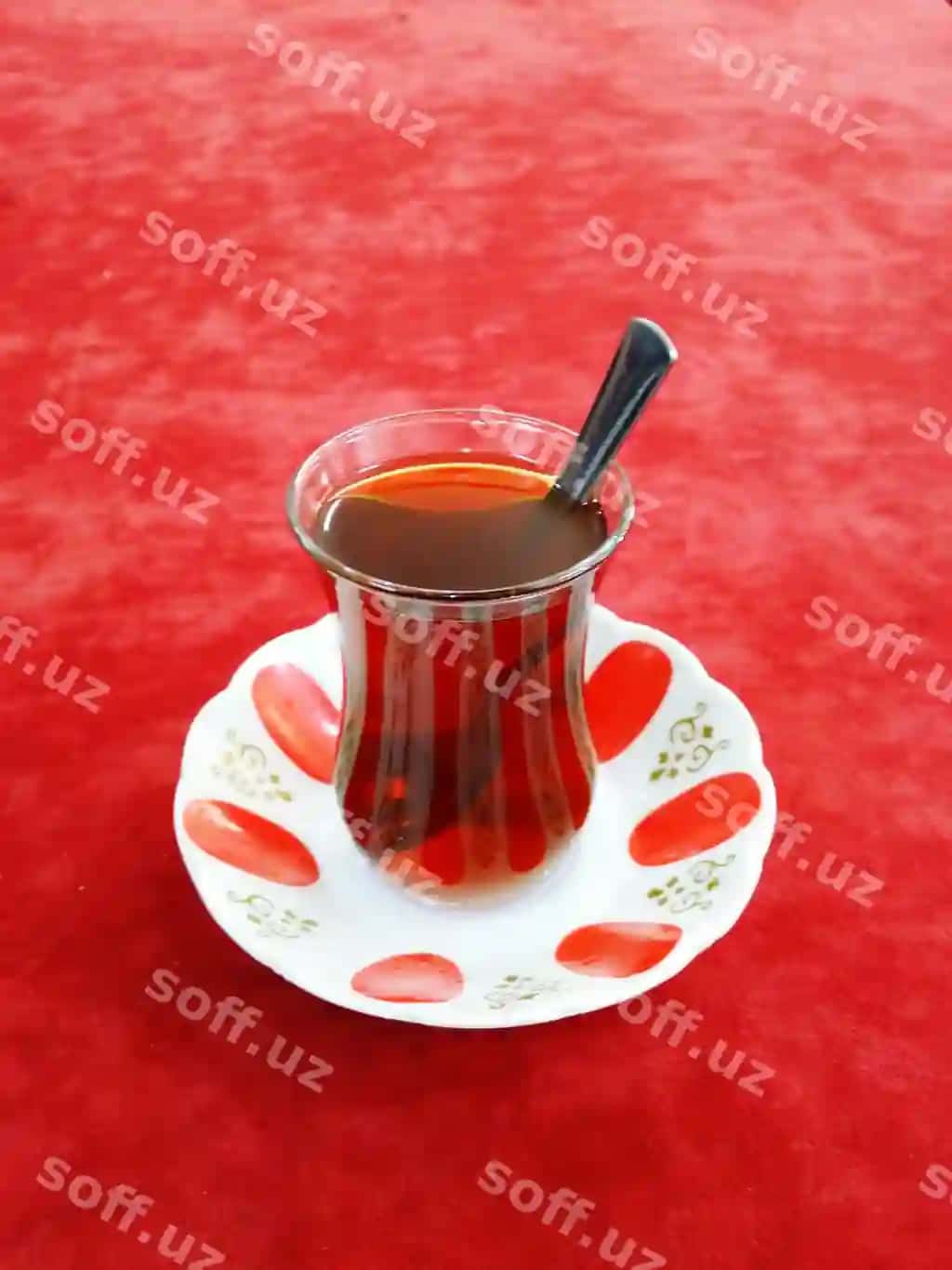 Ichimlik oynasidagi qizil stolni yoping | Close up drink glass red table