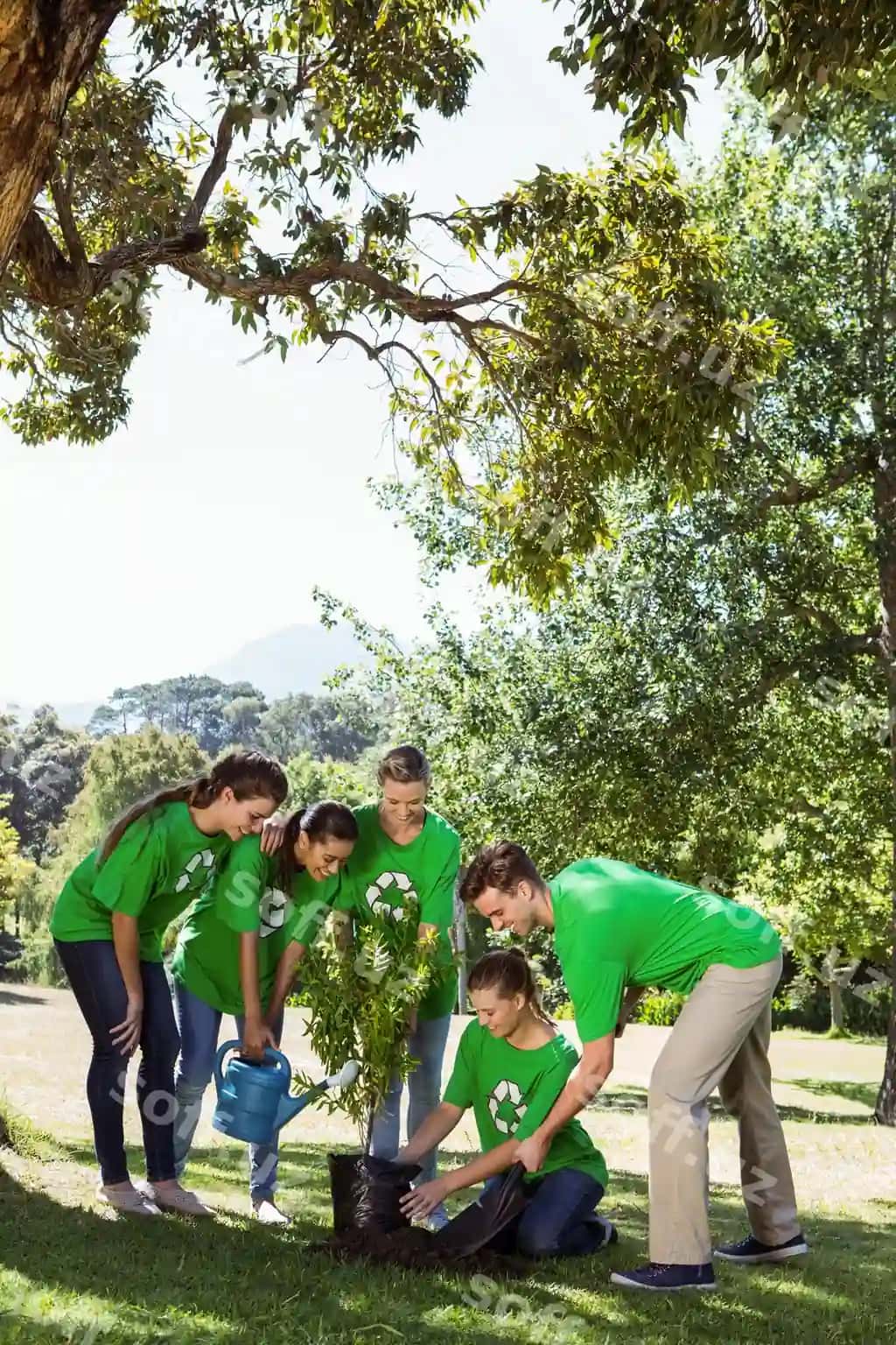 Ekolog faollari daraxt parki ekiyapman | Environmental activists planting tree park