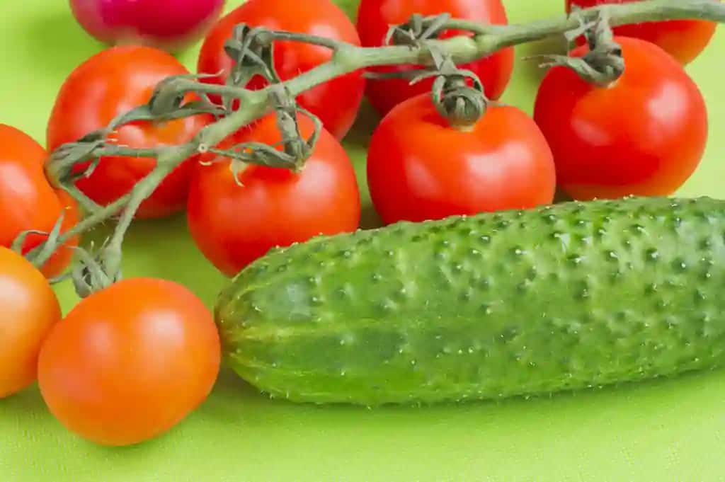 Qizil olcha yashil bodring yashil kesish taxtasi | Red cherry green cucumbers green cutting board