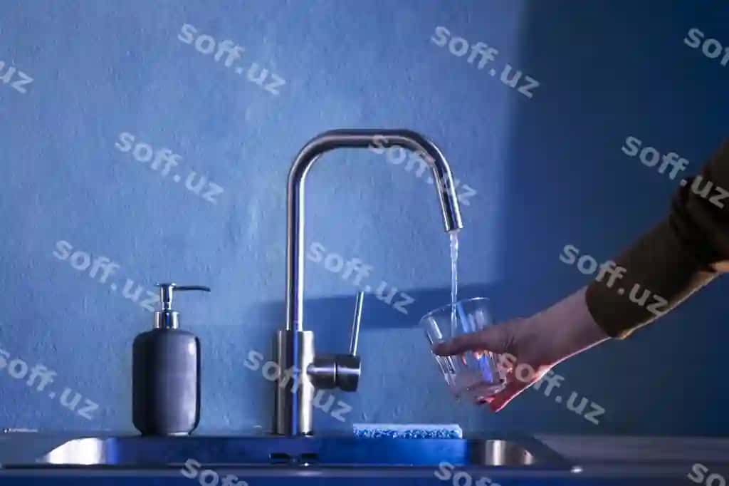 Ayol uning stakani suw bilan to'ldiroyapmoqda. | Woman filling her glass with water