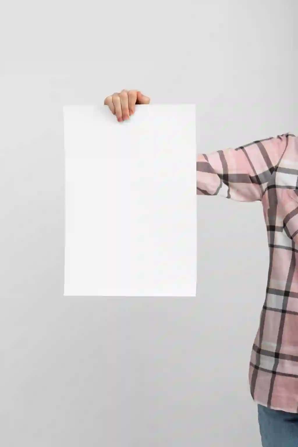 Qayta ishlangan qog'ozdan chizilgan rasm tushirilgan belgini ushlab turgan odam | Person holding signboard with drawing from recycled paper