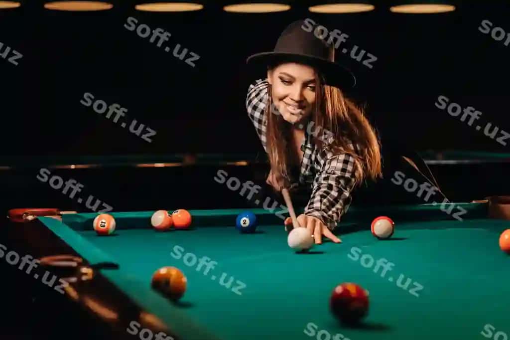 Qiz shlyapali bilyard klubi bilyard o'ynab, qo'llari bilan to'pga uriladi | Girl hat billiard club with cue her hands hits ball playing billiards
