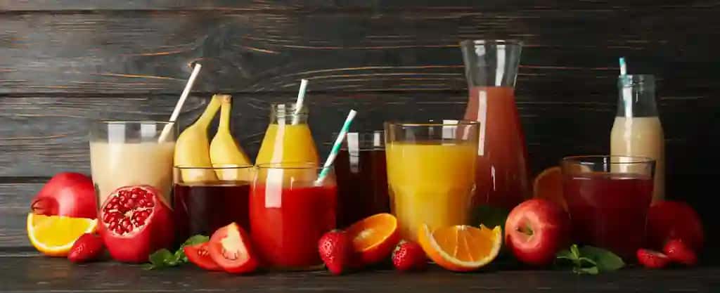 Yog'ochdan tayyorlangan turli xil sharbatlar bilan ko'zoynak idishlari | Glasses jars with different juices wooden