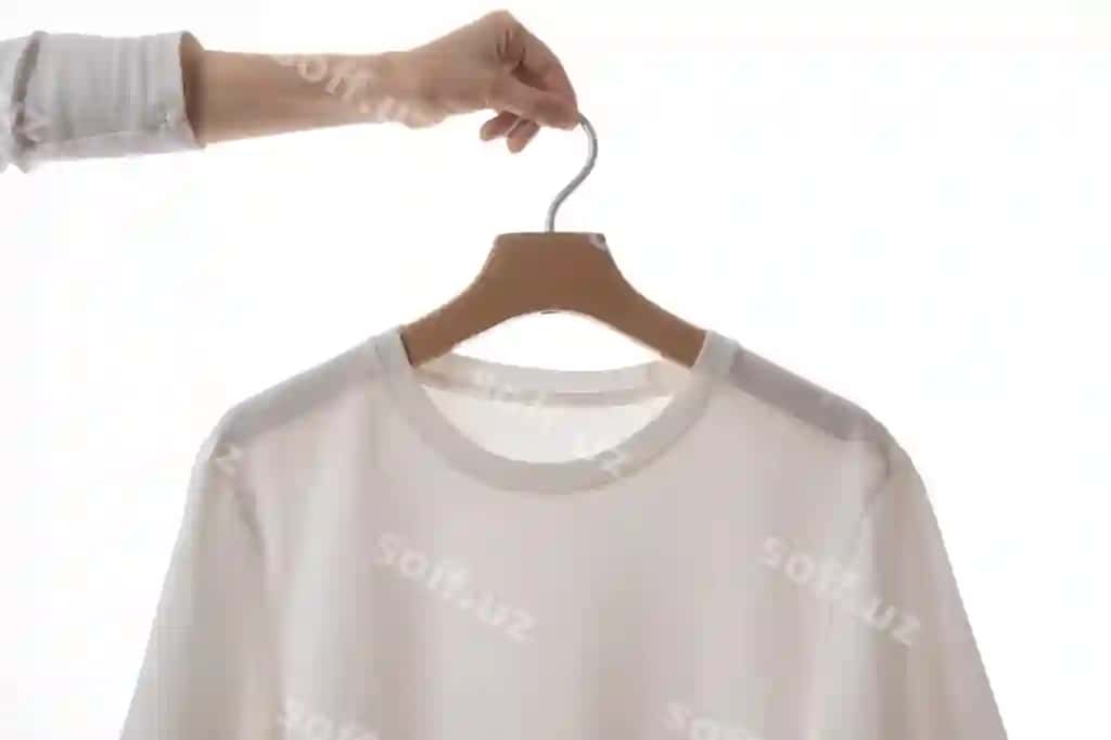 Inson qo'li bilan ushlangan futbolka maketi | T shirt mock up held by human hand