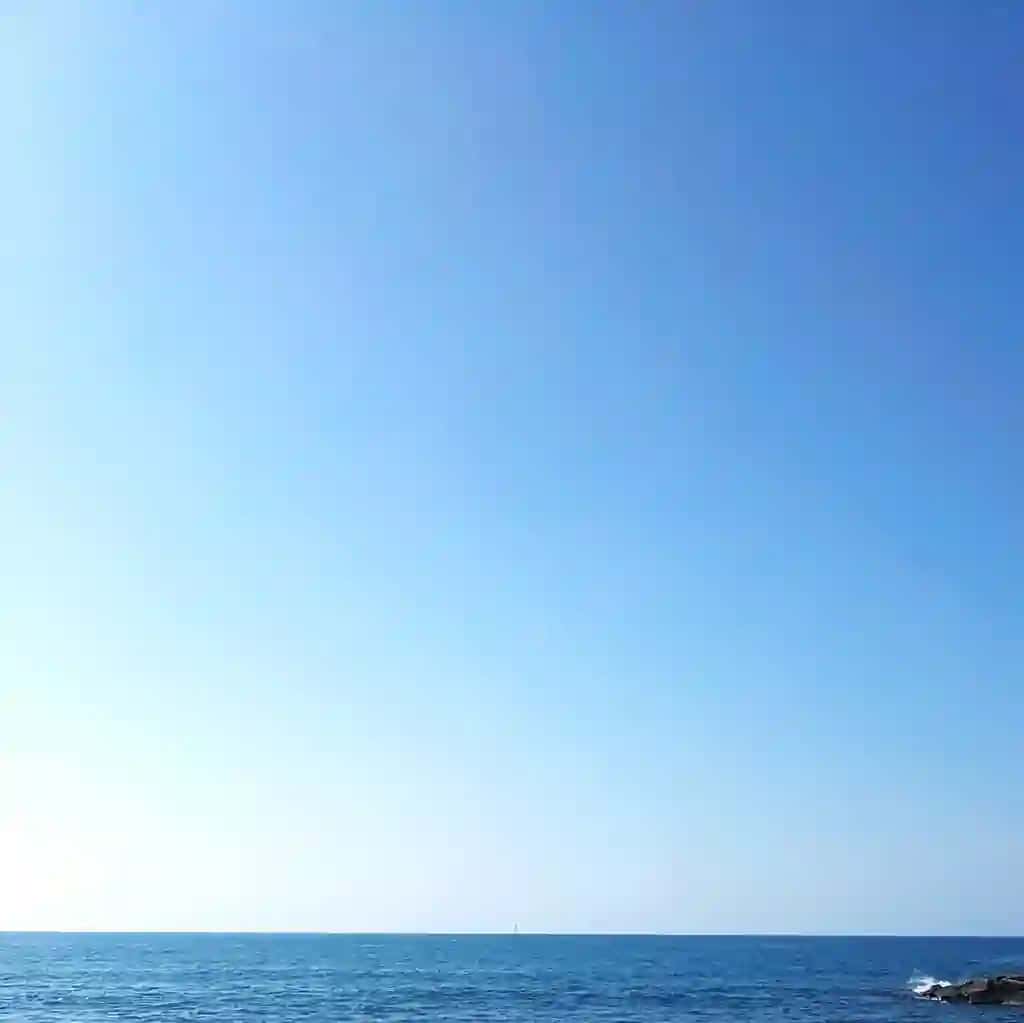 Tiniq osmonga qarshi manzarali dengiz | Scenic view sea against clear sky