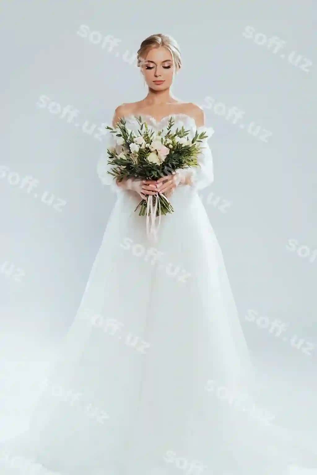 Yosh go'zal kelin atirgullar bilan to'y libosini suratga olmoqda | Young beautiful bride posing wedding dress with bouquet roses