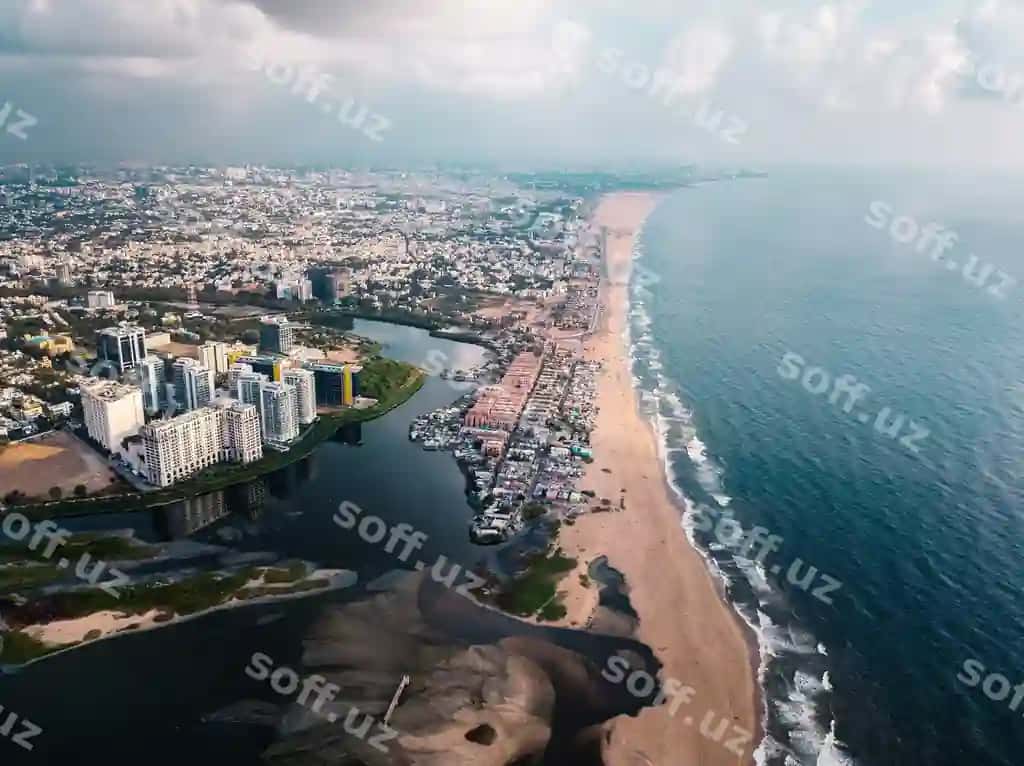 Osmonga qaragan dengiz binolarining yuqori burchakli ko'rinishi | High angle view sea buildings against sky