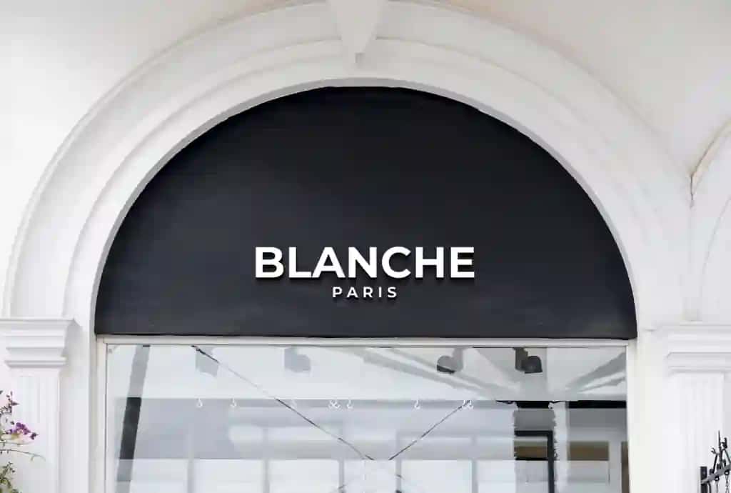 Qora jabhada oq 3D belgisi hashamatli brend do'koni maketi | Black facade white 3d sign luxury brand shop mockup
