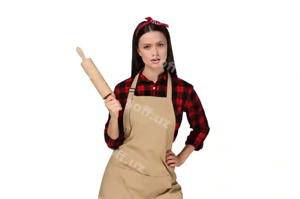 Uy sotrigi qiz oshpazlik asboblari bilan uning qo'llari kulrang fon | Housewife girl with kitchen utensils her hands gray background