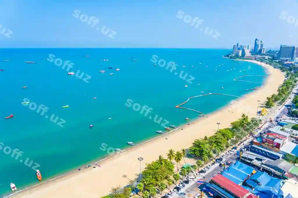 Yuqori burchak ko'rinishda dengi yonidagi hovuz osmon qarshi | High angle view swimming pool by sea against sky