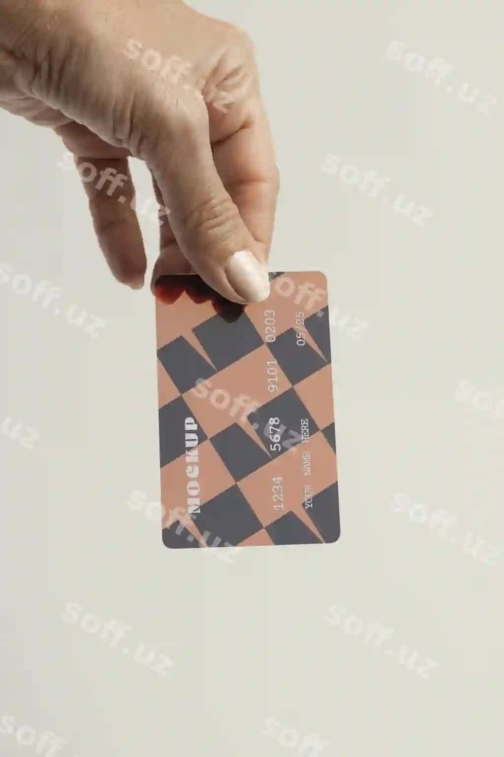 Qo'l kredit kartani tutgan studiya | Hand holding credit card studio