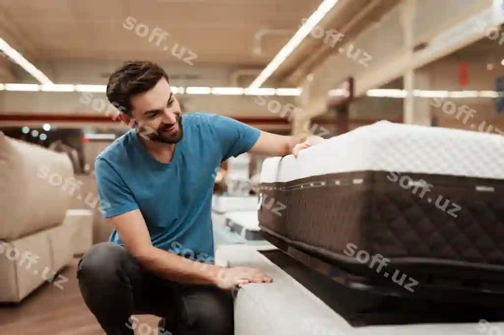 Chiroyli erkak matrass mebel do'kon tanlaydi | Handsome man choosing mattress furniture store