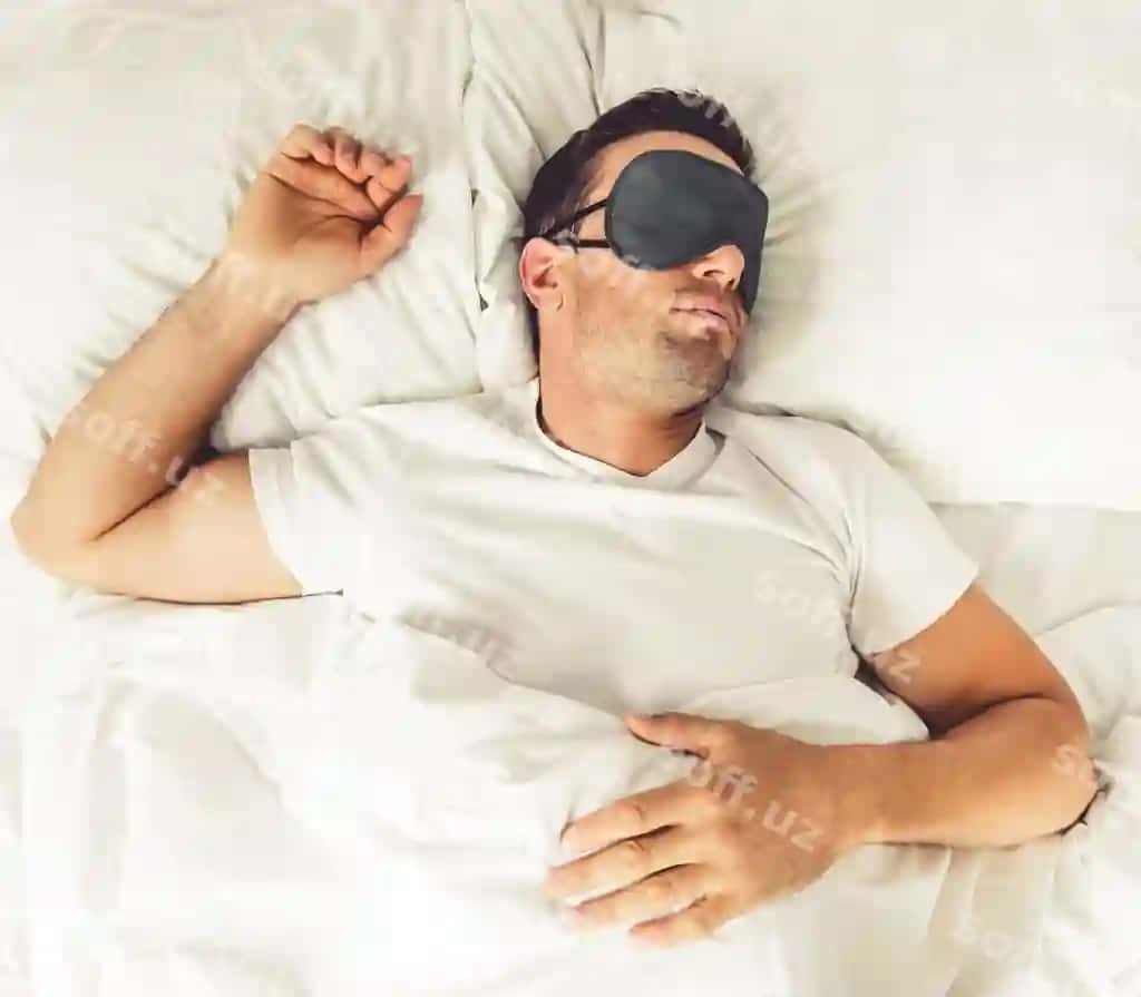 Chiroyli erkak uning unchuvkani uyquda maska bilan. | Handsome man sleeping mask his bed