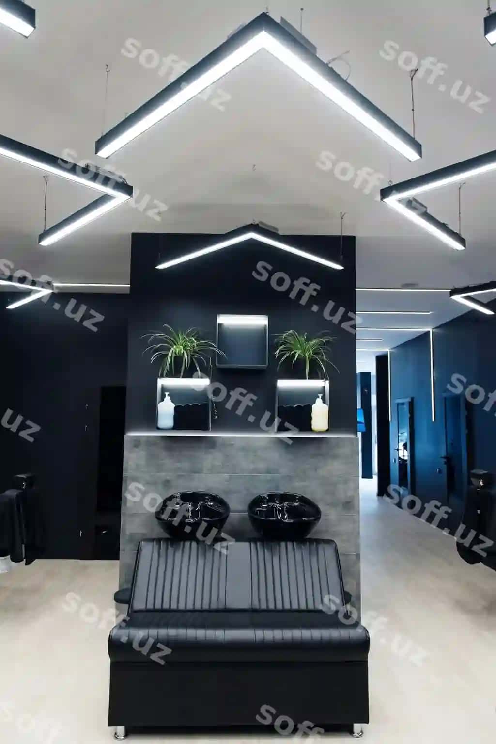 Zamonaviy soch salonining ichki dekoratsiyasi stilli yorqinlik bilan. | Modern hair salon interior with stylish lighting