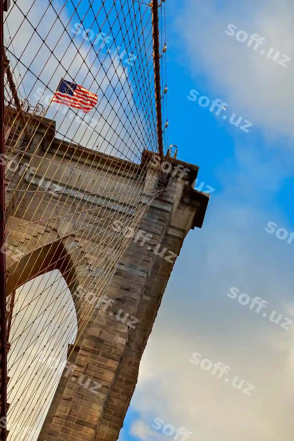 Bruklin ko'prigi markaziy ustunining kuchli inshootlari, go'zal yoz kuni | Powerful structure brooklyn bridge center pylon beautiful summer day