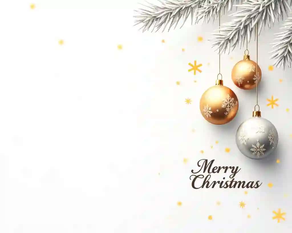 Rojdestvo daraxti oq oltin to'plari oq fonda nusxa ko'chirish joyi bilan | Christmas tree white gold balls white background with copy space
