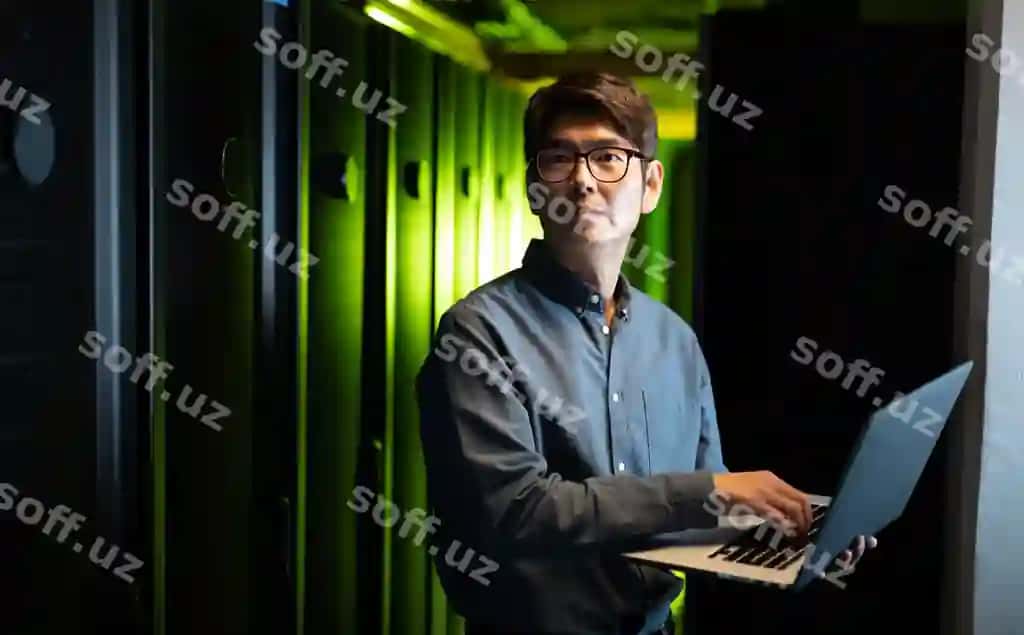 Orolıy erkak muhandis noutbuk kompyuteri ishlatadigan server xonasi ma'lumotlar bazasi server boshqarish va texnik xizmat ko'rsatish tushunchasi | Asian male engineer using laptop computer server room database server management maintenance concept