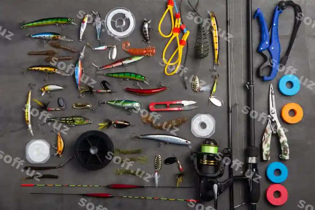 Balıq tutish jihozlari balıq tutish spiniing satiri gözlər jäləylik kulrang fon faol hobi rekreasiya tushunchasi yuqori ko'rinish tekis joylashtirilgan | Fishing tackle fishing spinning rod hooks lures gray background active hobby recreation concept top view flat lay