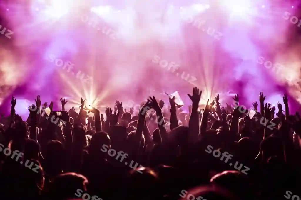 Orqa ko'rinish siluet kalta musiqa konsertida xursand bo'lish | Rear view silhouette crowd enjoying music concert
