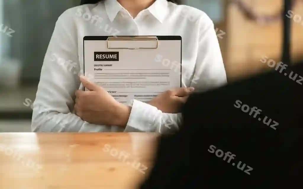 Biznes yangi ish topish, ishga joylash uchun ish qidirovchini tanlash, rezyume ochiq tutish, qo'l uzrash, rezyume ish suhbi qabul qilish. | Business find new job interview job hiring job applicant holding resumeopen handshake resume job interview acceptance
