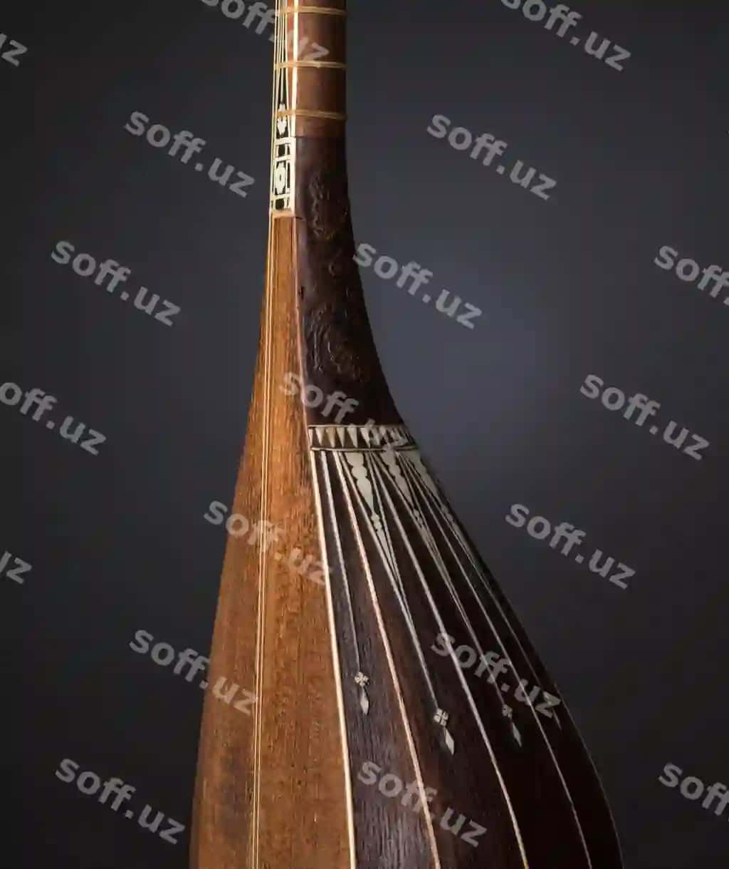 Qadimgi Osiyo torli cholg'u cholg'usining qora fonida orqa nuri bor | Part ancient asian stringed musical instrument black background with backlight