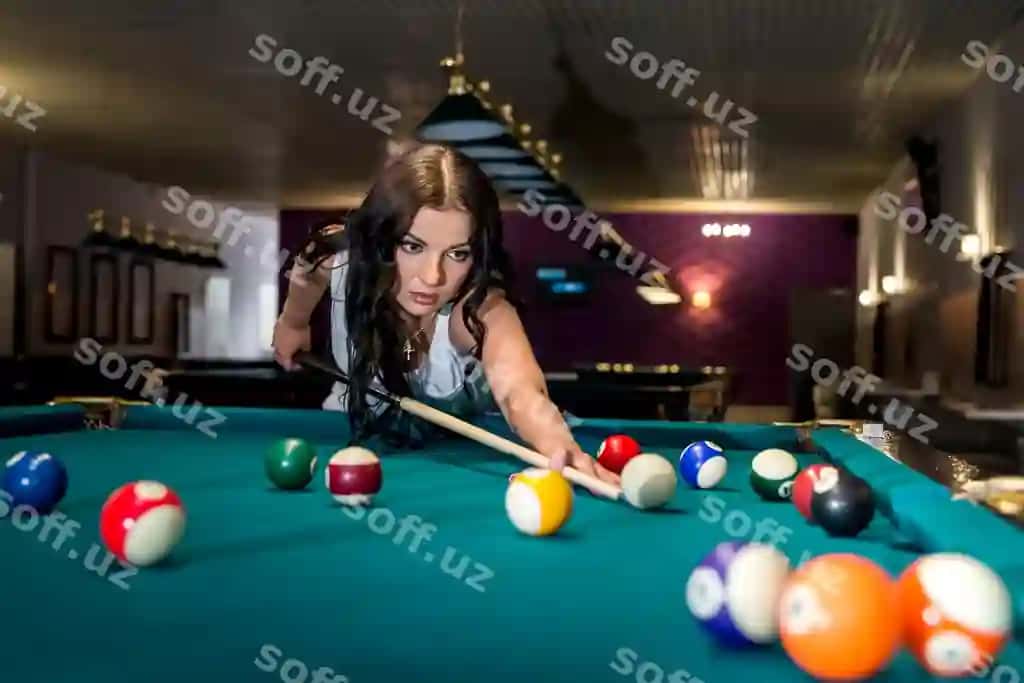 Amerikalik bilyard o'ynayotgan quvnoq yosh ayol | Cheerful young woman playing american billiards
