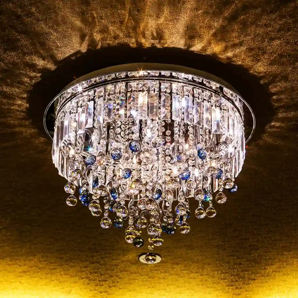 Past burchakli ko'rinishdagi yoritilgan qandil | Low angle view illuminated chandelier