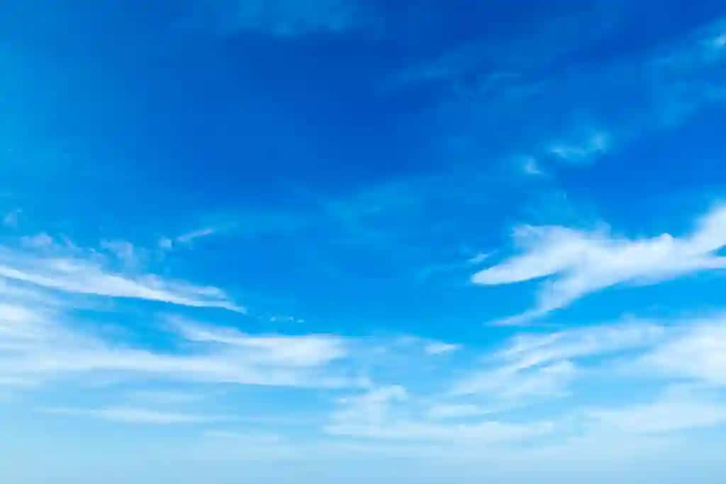 Oq bulutlar bilan moviy osmon | Blue sky with white clouds