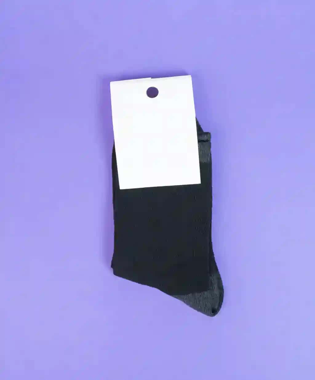 Oq yorliqli binafsha rangli fon paypoqlari sizning dizayningizni soxtalashtiradi | Socks purple background socks with white label your design mock up