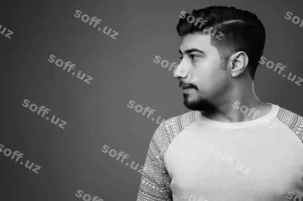 Kulrang devorga qarshi kundalik kiyim kiygan yosh soqolli eronlik erkak qora va oq rangda | Young bearded iranian man wearing casual clothes against gray wall black white
