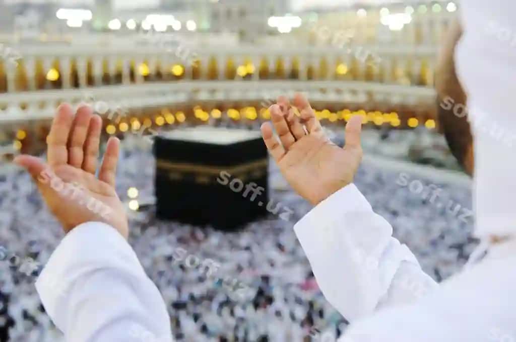 Musulmon Mekkahga qarab namoz o'qiyotgani uchun qo'llari ko'tarilgan | Muslim praying mekkah with hands up