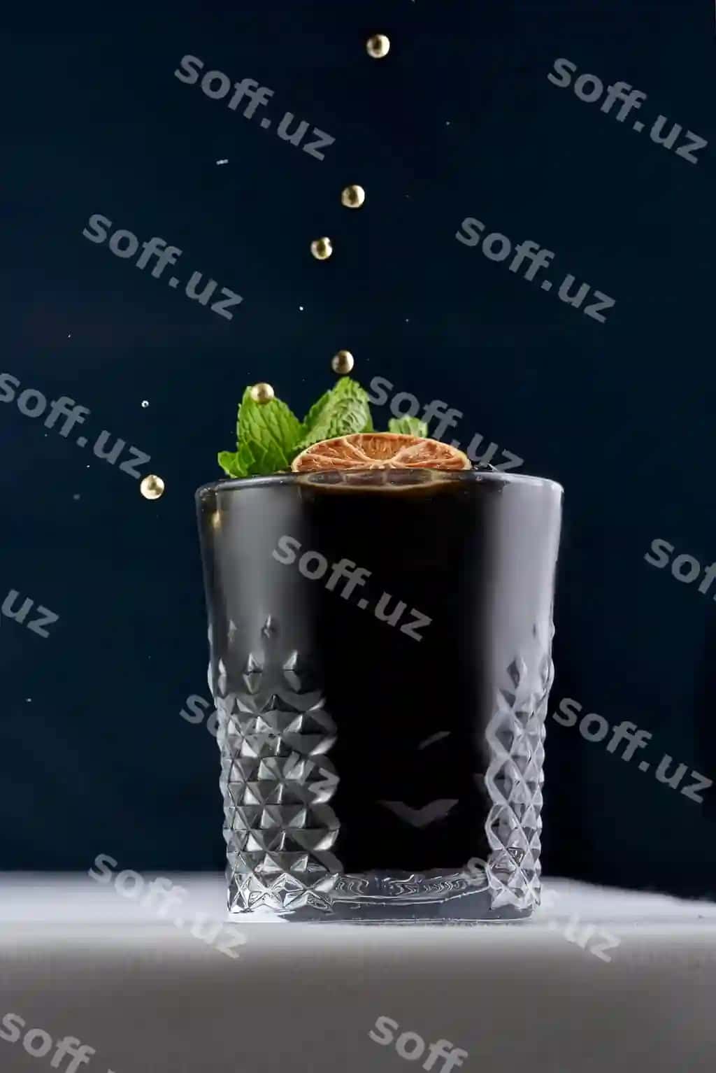 Elegantlik mintli limon dekoratsiyasi bilan qora kokteyl | Elegant dark cocktail with mint citrus garnish