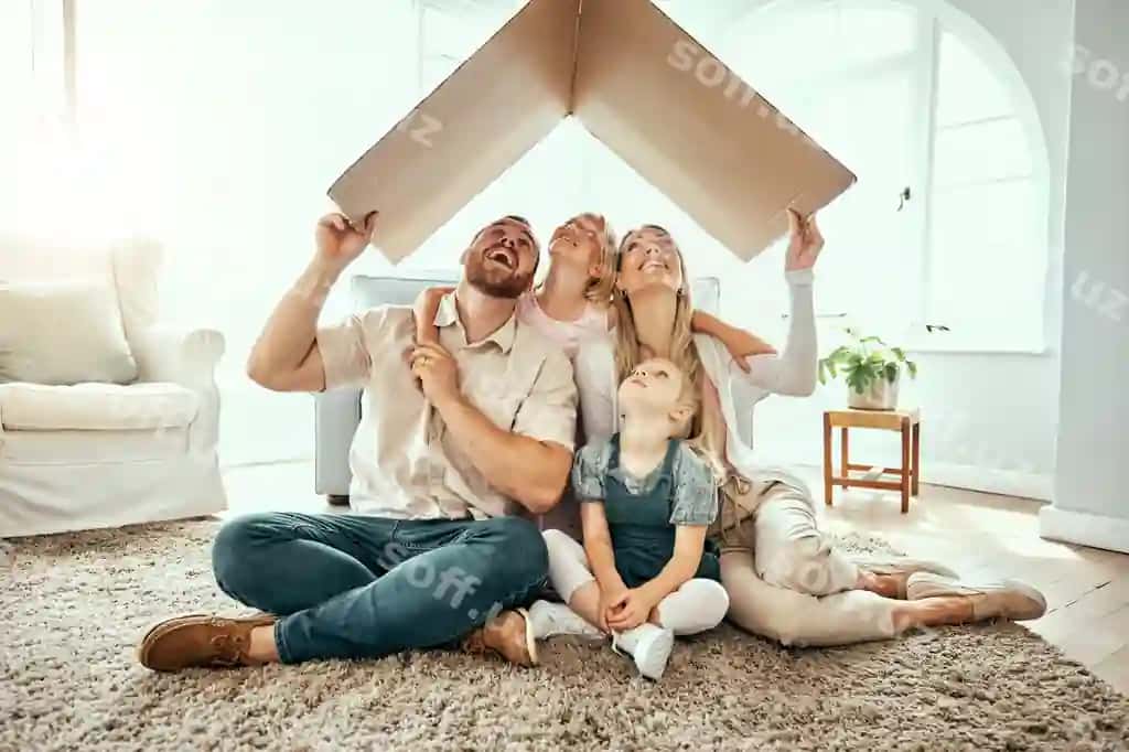 Oila bolalar ota-ona yashash xonasi qog'oz egrak himoya xavfsizlik bilan xohohat o'yin sug'urta ona baba hayot qop uy bog'lanish pletina o'yinchoq muhabbat | Family children parents living room cardboard roof protection with security enjoying playing insurance mom dad life cover home bonding floor playful affection