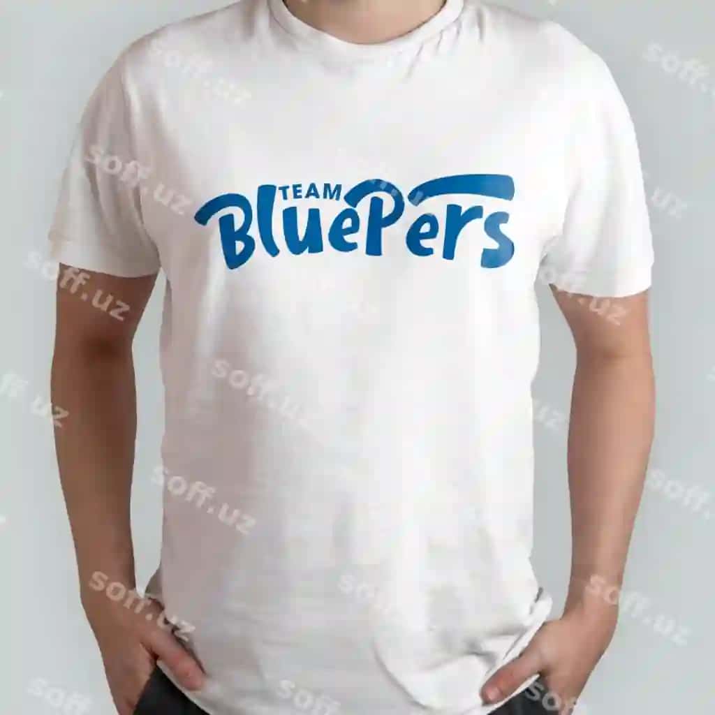 Erkak oq rangli ko'ylakda, uning ustida "Team Blueers" yozilgan. | Man wearing white shirt that says team blueers