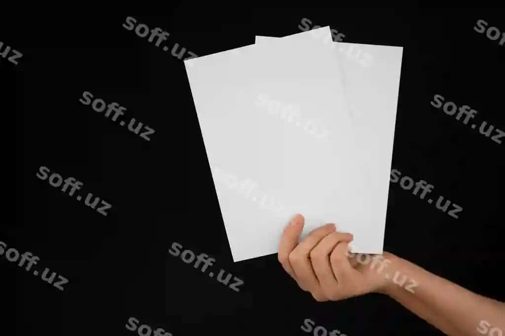 Qo'l tutgan salom kartochkasi mockup dizayni | Hand holding greeting card mockup design