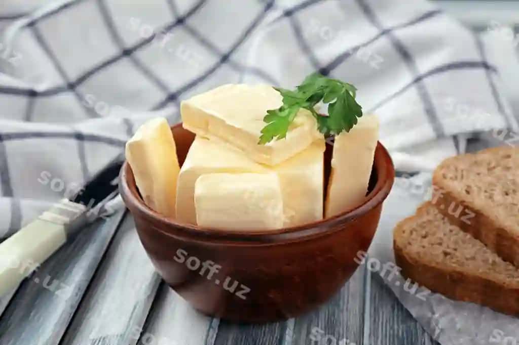 Taze sirli qoshiq yog'ochli stol | Bowl with fresh butter wooden table