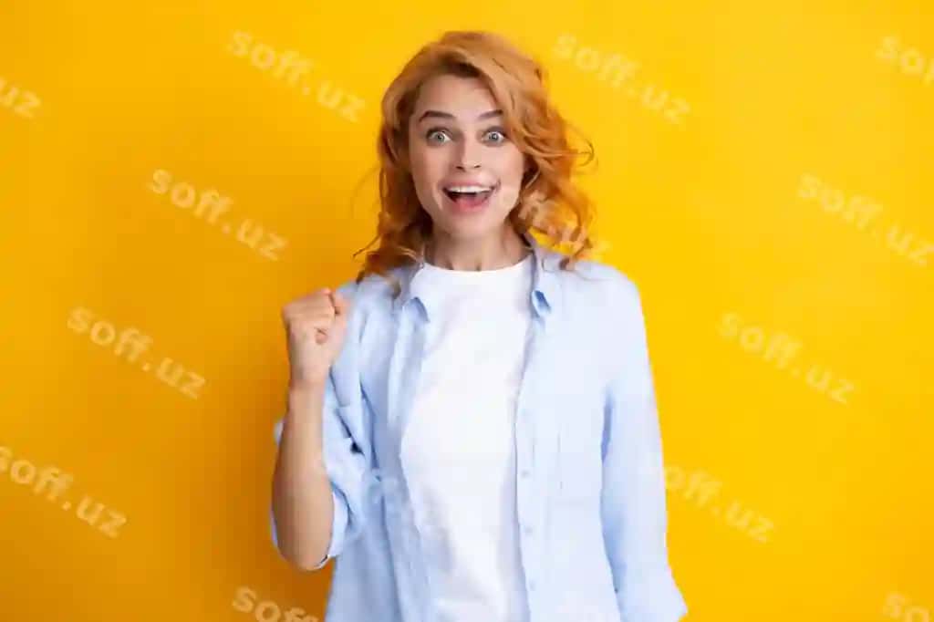 Xushchaqchaq go'zal ayol g'olibning ishorasini ko'rsatmoqda. Qiz aqldan ozgan muvaffaqiyatni nishonlamoqda. G'olibning muvaffaqiyatli kontseptsiyasi ayol modeli hayajonlangan yuzi | Cheerful beautiful young woman showing winner gesture girl celebrating crazy amazed success winner successful concept female model excited face